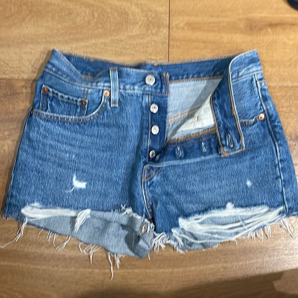Levi’s Button Up Cut Off W 26 Medium wash Jean Short with fringe